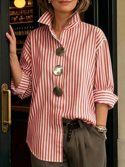 Elegante camisa de algodão às riscas com gola alta e botões de metal
