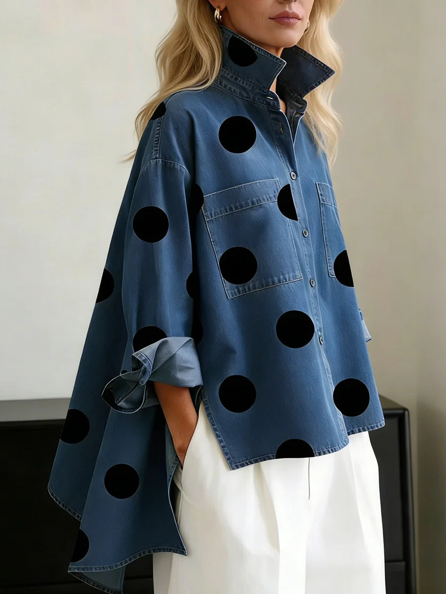 Blusa elegante e artística com estampado de bolinhas e gola alta.