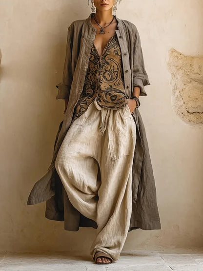 Conjunto de três peças casual boho-chic em linho e algodão, composto por um casaco comprido, blusa sem mangas e calças.