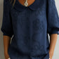 Camisa vintage com gola alta e flores bordadas