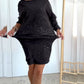 Um vestido com um decote redondo e um delicado brocado
