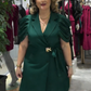 Este vestido apresenta gola de alfaiataria, mangas plissadas abalonadas e cintura elástica.