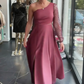 Vestido de um ombro só com mangas de lantejoulas e detalhes em tule.