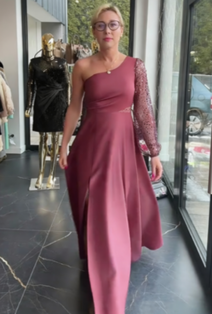 Vestido de um ombro só com mangas de lantejoulas e detalhes em tule.