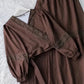 Conjunto boémio de duas peças com blusa e saia de linho e algodão com atilhos nas costas
