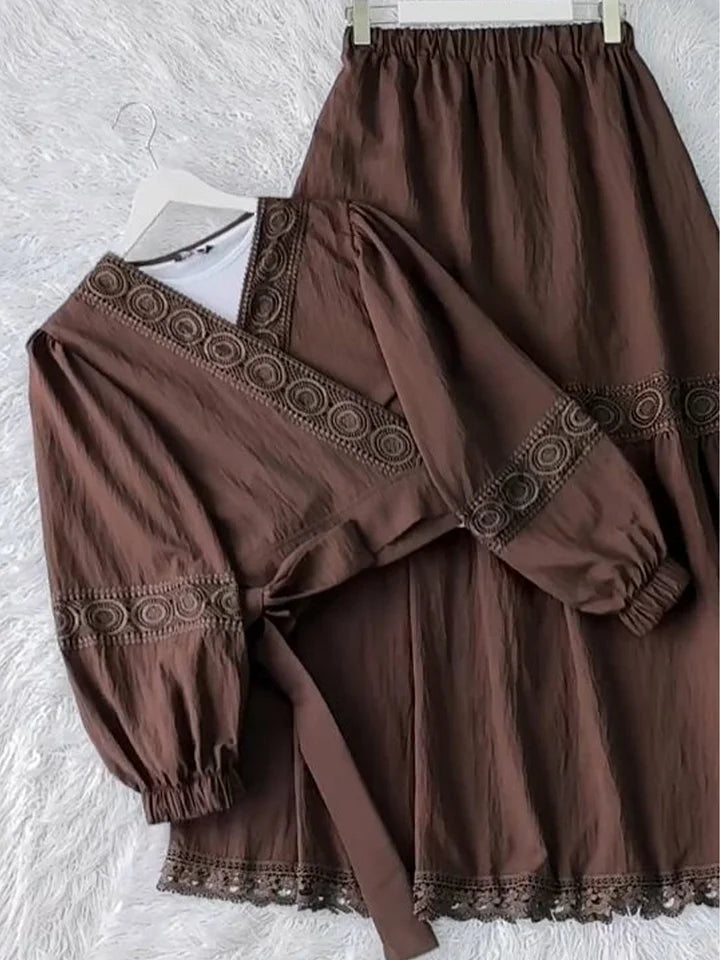 Conjunto boémio de duas peças com blusa e saia de linho e algodão com atilhos nas costas