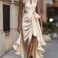 Vestido elegante em cetim com ombros descobertos e folhos