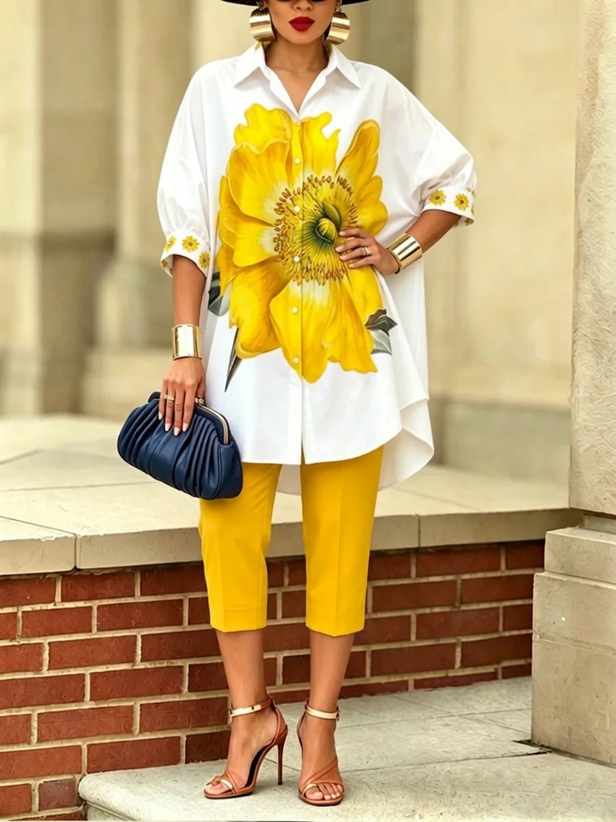 O conjunto artístico e elegante de duas peças inclui uma camisa floral e calças.
