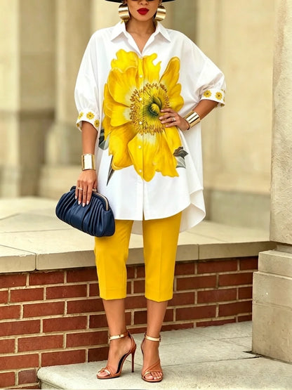 O conjunto artístico e elegante de duas peças inclui uma camisa floral e calças.