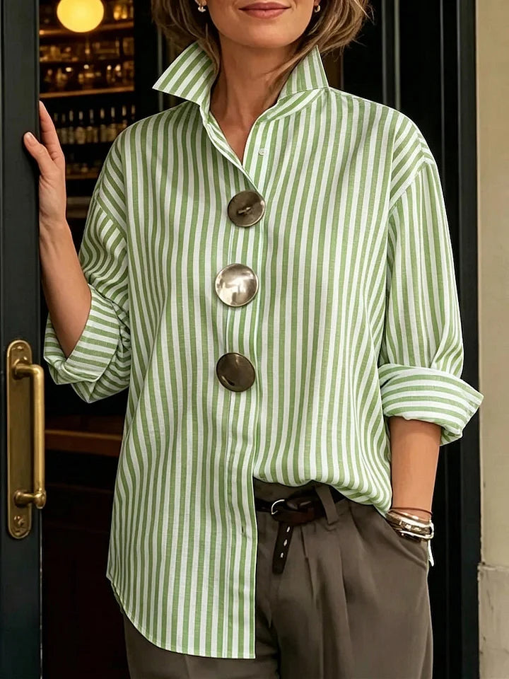 Elegante camisa de algodão às riscas com gola alta e botões de metal