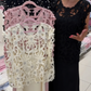 Camisola de manga curta com gola redonda e detalhes vazados + saiote