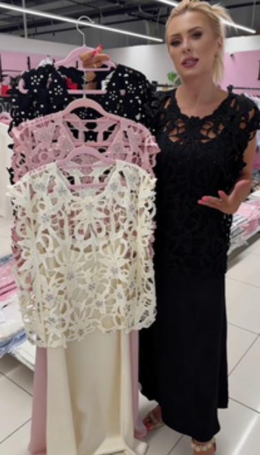 Camisola de manga curta com gola redonda e detalhes vazados + saiote