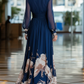 Vestido comprido floral plissado azul marinho com decote em V, mangas em tule e