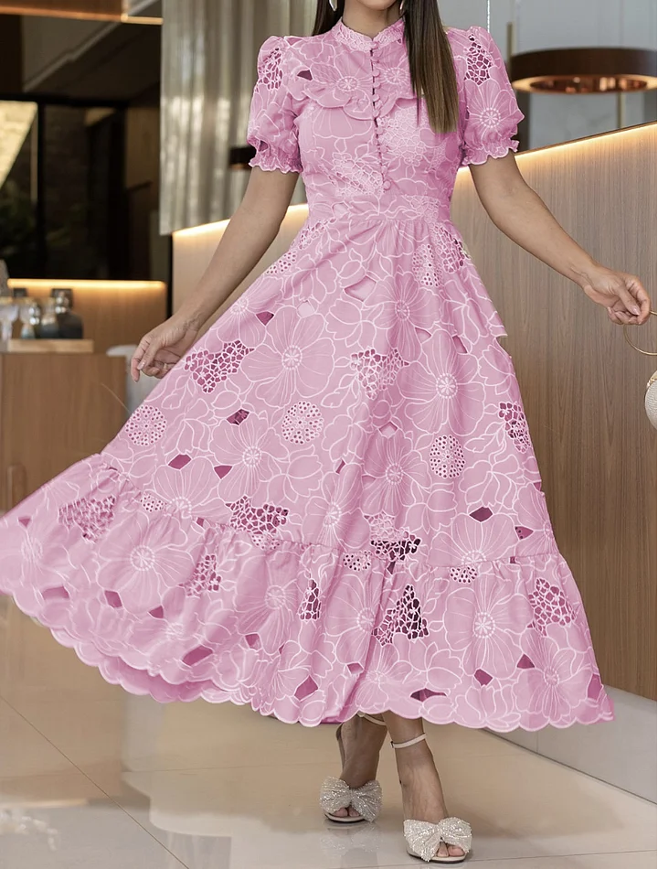Vestido elegante com bordado floral vazado