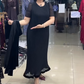 O vestido de lantejoulas exclusivo apresenta um design de decote diferenciado