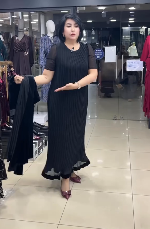 O vestido de lantejoulas exclusivo apresenta um design de decote diferenciado