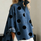 Blusa elegante e artística com estampado de bolinhas e gola alta.