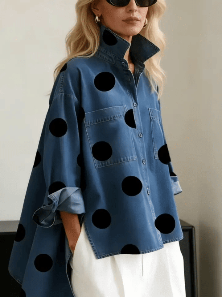 Blusa elegante e artística com estampado de bolinhas e gola alta.