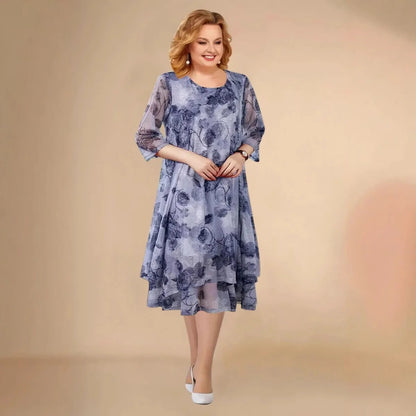 Um elegante vestido assimétrico de chiffon adornado com um padrão floral.