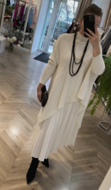 Vestido de tule tricotado com várias camadas e patchwork
