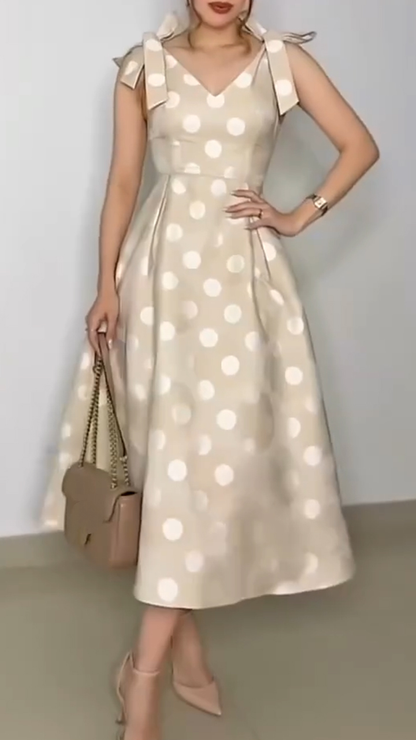 Vestido elegante para mulher com decote em V e atilhos às bolinhas