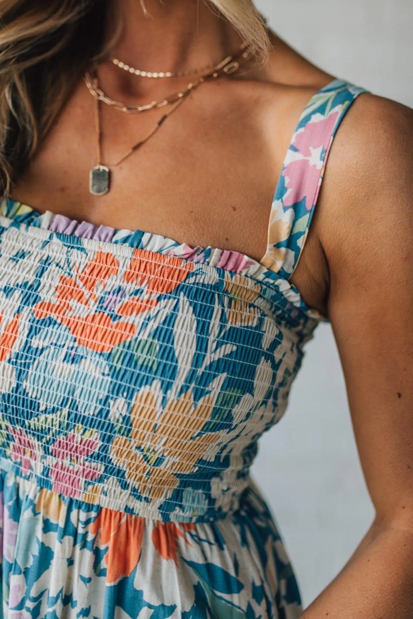 Vestido midi com alças e estampado floral