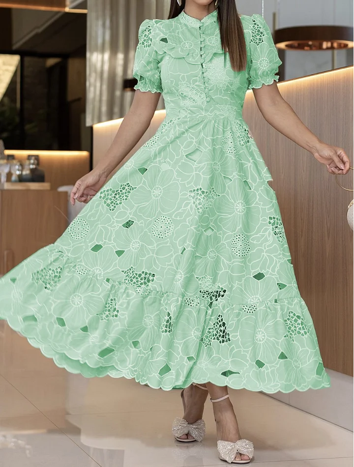 Vestido elegante com bordado floral vazado