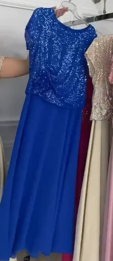 Vestido de manga curta decorado com lantejoulas e flores no corpete