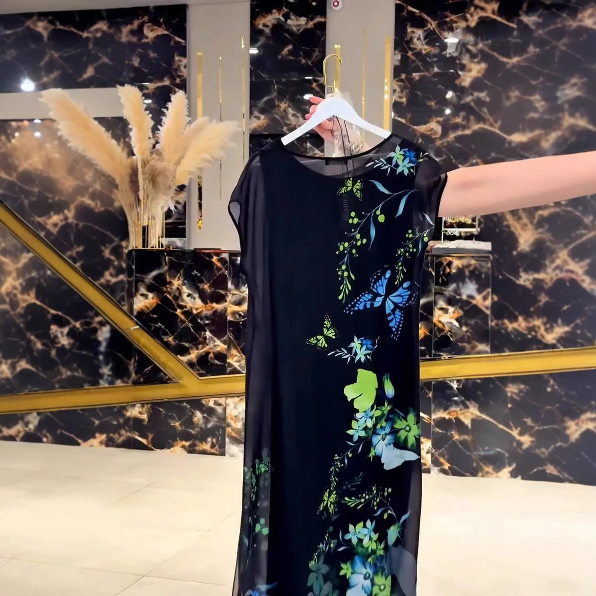Novo vestido midi de chiffon com estampado de borboletas e manga curta