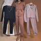 Conjunto casual de blusa e calças com decote em V para mulher