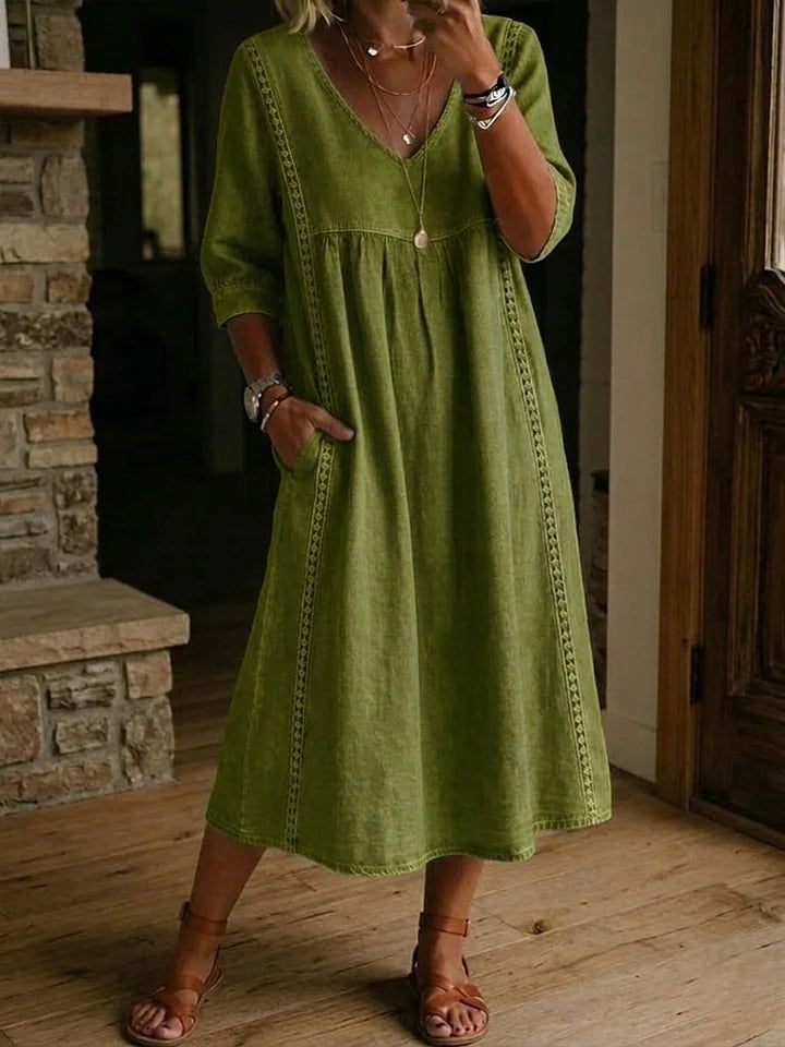 Vestido solto e casual com patchwork, renda, linho e algodão.