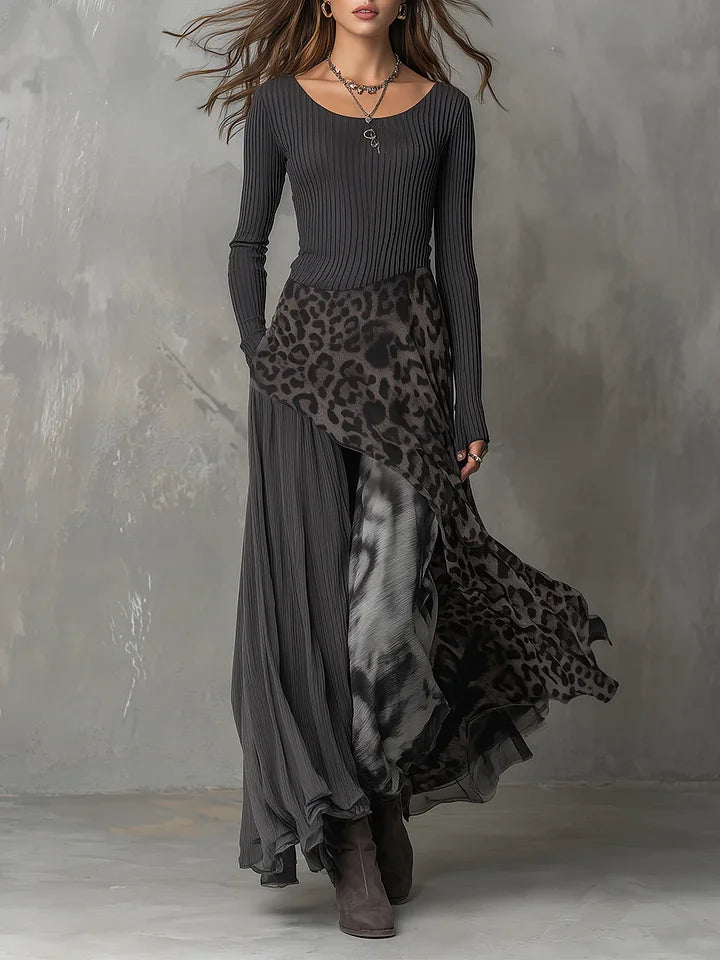 Vestido comprido com padrão leopardo e riscas cinzentas nas axilas, bainha irregular e detalhes em recortes