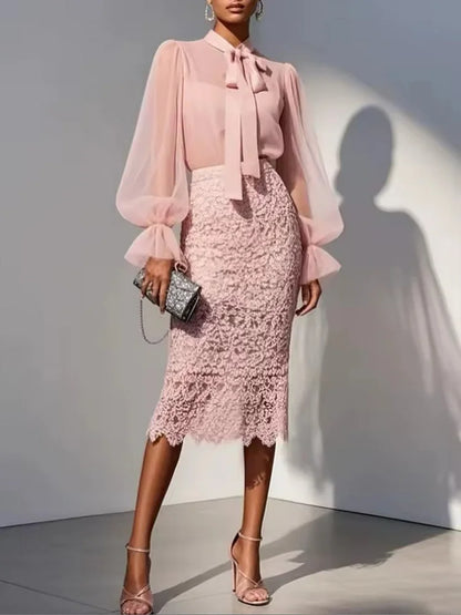 Elegante conjunto de duas peças composto por blusa de chiffon e saia de renda