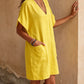 Vestido em algodão e linho com decote em V, simples e elegante.
