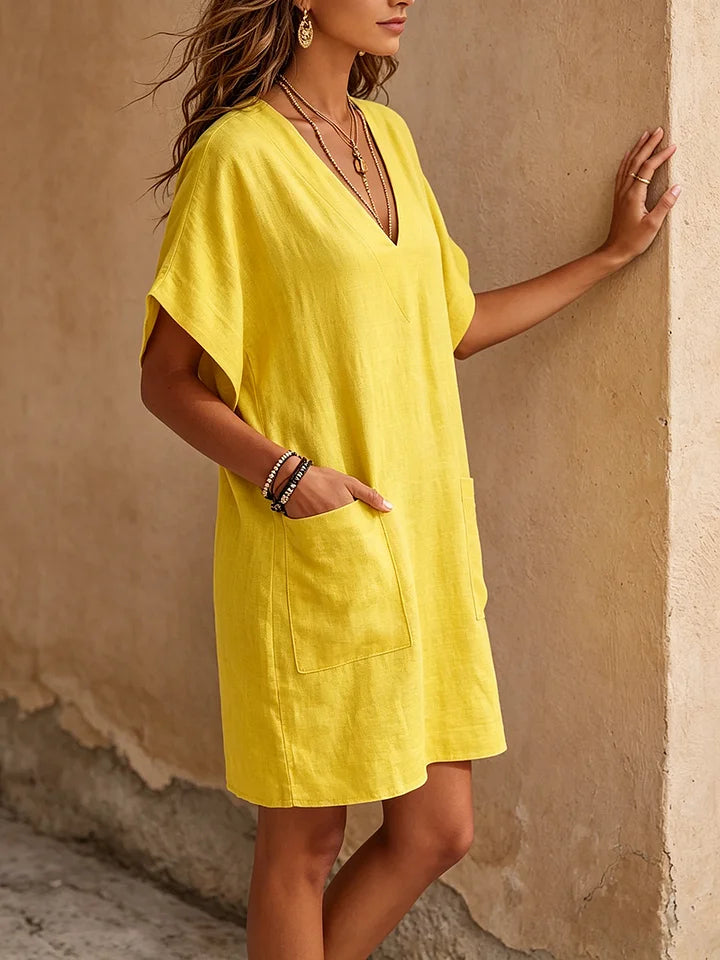 Vestido em algodão e linho com decote em V, simples e elegante.