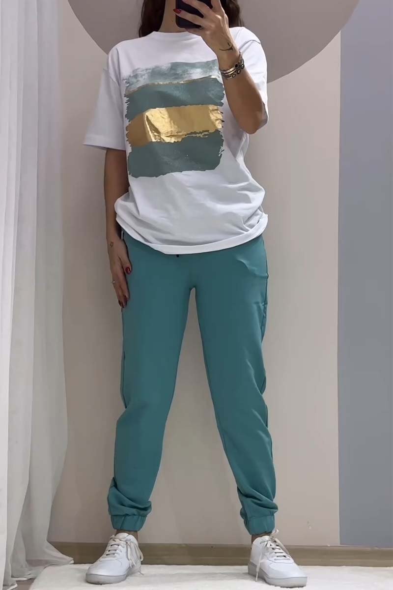 Fato casual em folha de ouro, composto por blusa e calças