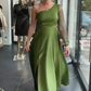 Vestido de um ombro só com mangas de lantejoulas e detalhes em tule.