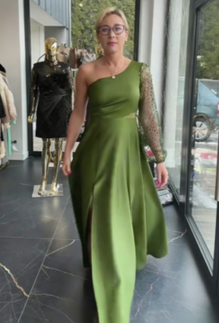 Vestido de um ombro só com mangas de lantejoulas e detalhes em tule.