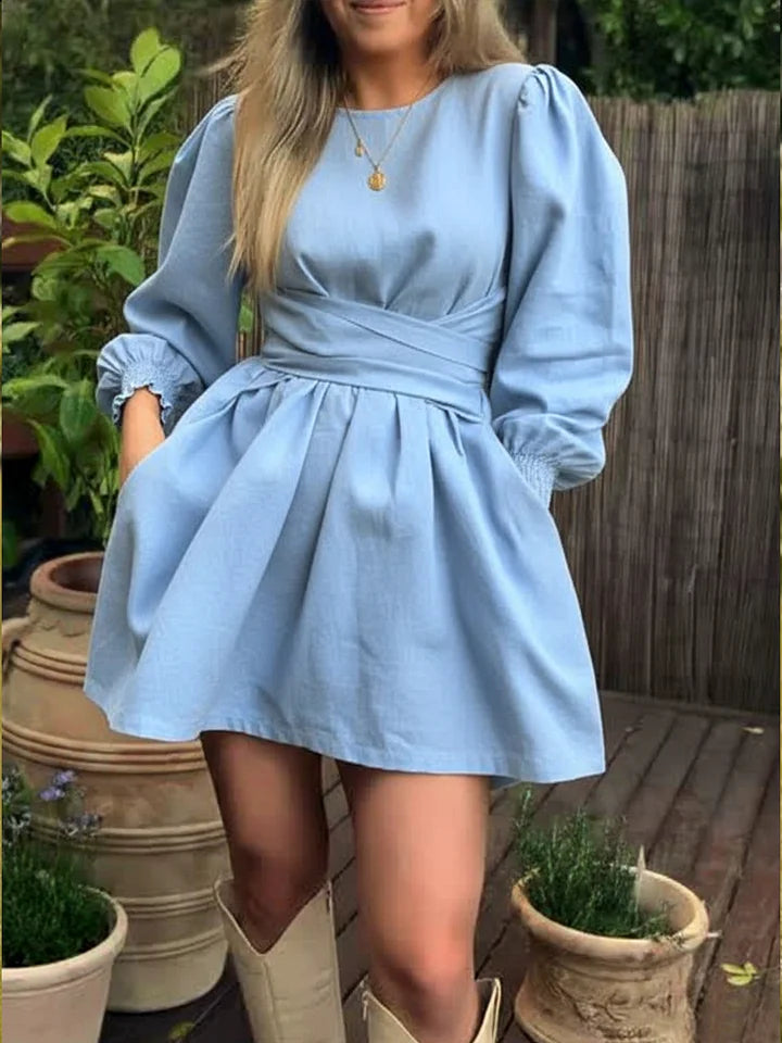 Vestido em linho e algodão com atilhos na cintura