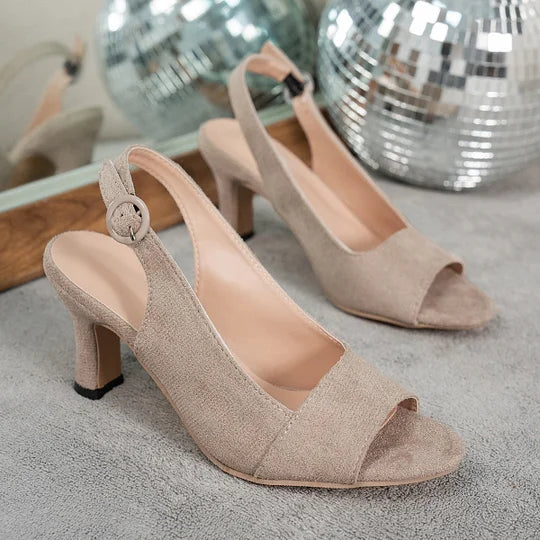 Sapatos de salto alto elegantes para mulher com tira no tornozelo