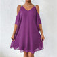 Vestido de menina com decote em V e ombros à mostra