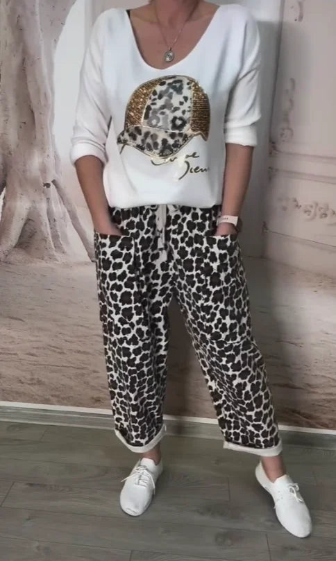 Boné de beisebol estampado, blusa de lantejoulas + calças de alfaiataria largas com padrão leopardo