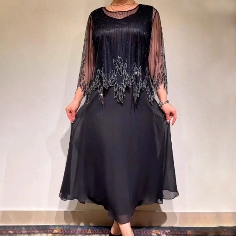 Um elegante vestido de cor sólida com uma sobreposição de tule brilhante