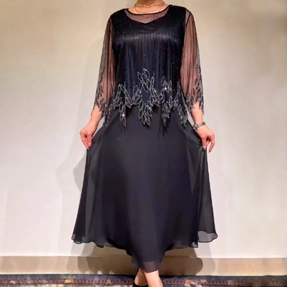 Um elegante vestido de cor sólida com uma sobreposição de tule brilhante