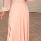Um vestido com mangas de renda, lantejoulas e aplicações florais