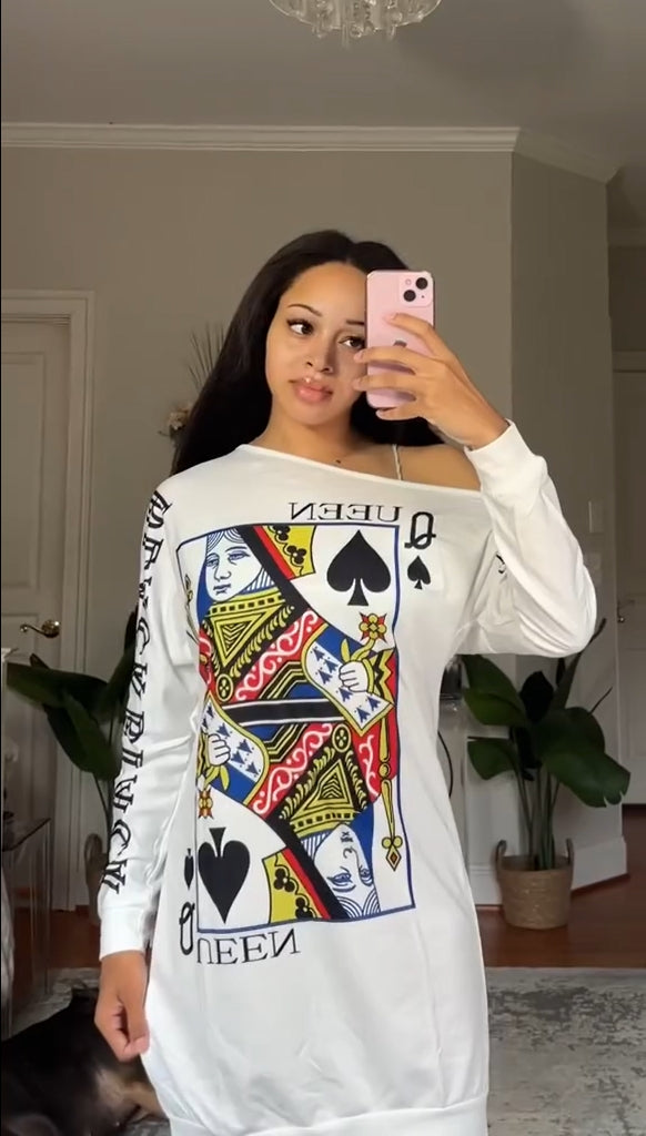 Vestido de menina com estampado de carta de baralho e ombros caídos