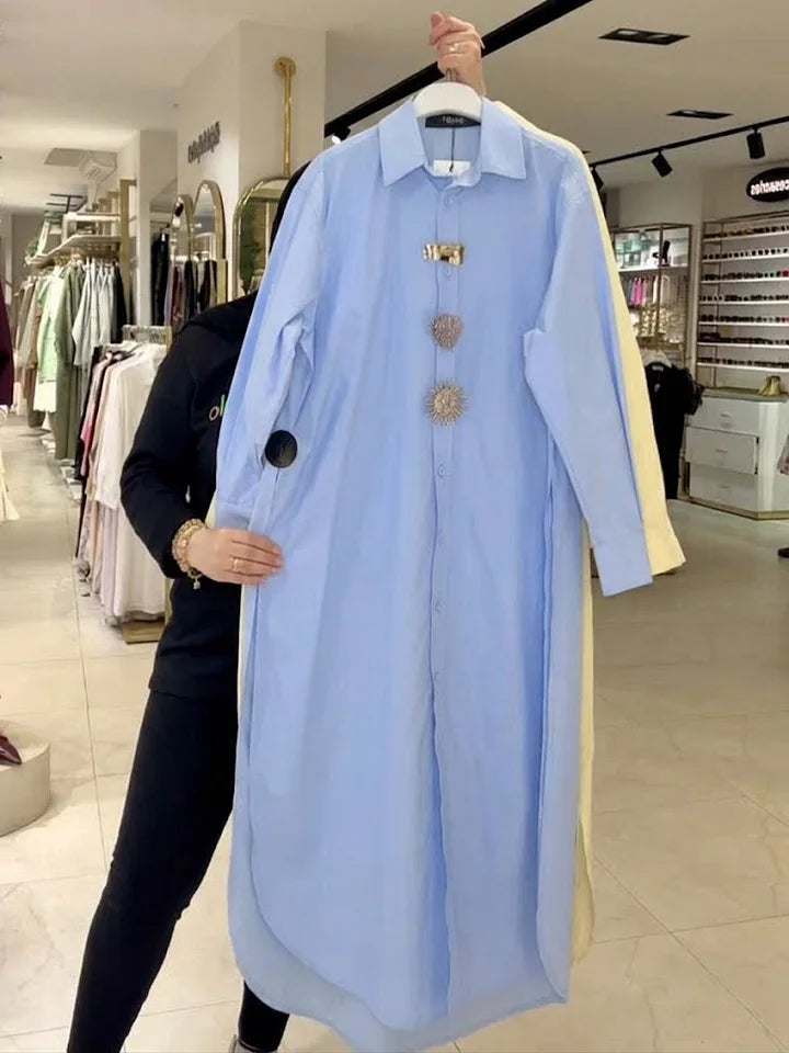 Camisa de senhora em algodão de manga comprida com rachas laterais, estilo casual.