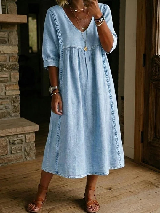 Vestido de ganga para menina com detalhes em renda – modelo casual e solto com estilo vintage.