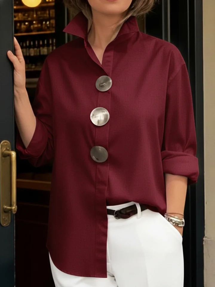 Elegante blusa em algodão e linho com gola alta e botões em metal