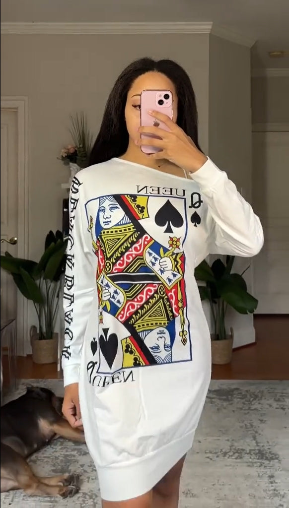 Vestido de menina com estampado de carta de baralho e ombros caídos